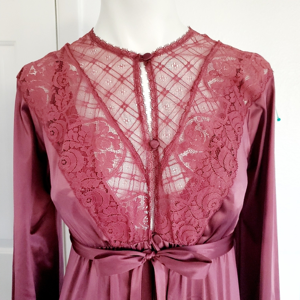 VASSARETTE maxi nightgown with sheer robe 32